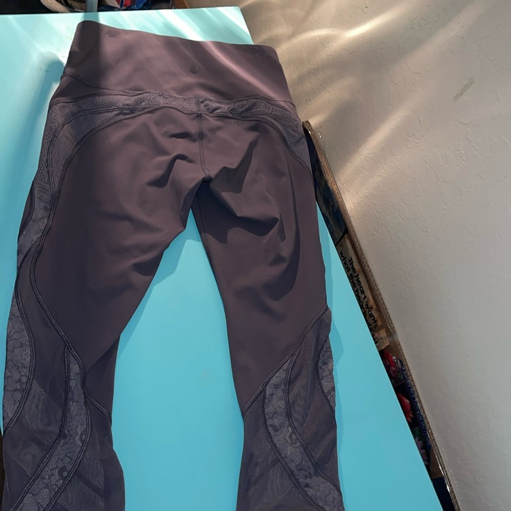 Amazing dark lavender LULULEMON SIZE 8 mesh workout